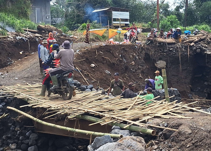 11 Jembatan Putus Diterjang Banjir Bandang, Warga Desa Penakir Terisolasi Hampir Tiga Pekan