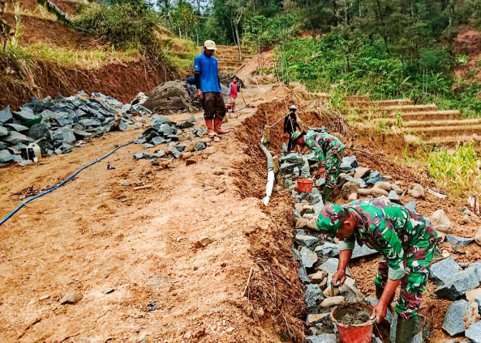 Anggota Satgas TMMD dan Warga  Kabupaten Pemalang Bangun Talut 