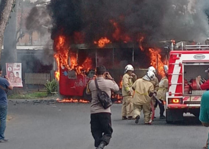 Bus Trans Semarang Terbakar di Cepoko, Warga Panik dan Bantu Pemadaman