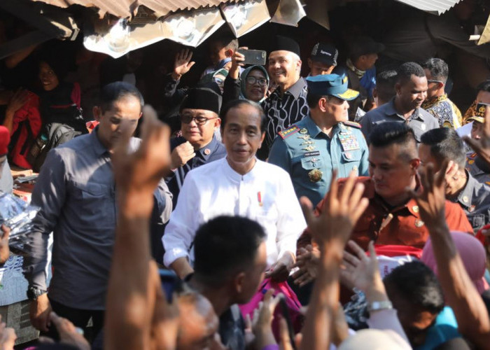 Begini Ekspresi Cinta Warga Pekalongan untuk Ganjar Pranowo saat Dampingi Jokowi Blusukan di Pasar