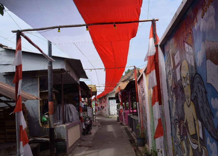 Keren! Warga Desa Pekauman Kulon Tegal  Meriahkan HUT RI dengan Bendera 150 Meter