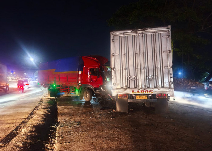 Rem Tak Berfungsi Sempurna, Truk Wings Box Tabrak Truk Tronton di Pantura Batang