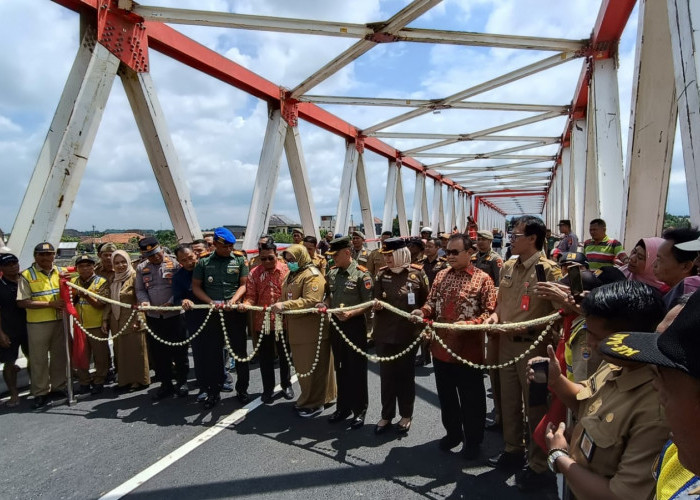 Diresmikan Bupati Yuni, Jembatan Butuh Mulai di Lintasi Warga