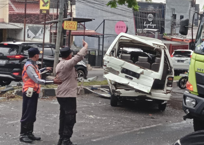 Kecelakaan di Turunan Silayur Kembali Terjadi, Truk Tabrak Minibus Pengangkut Rombongan TK