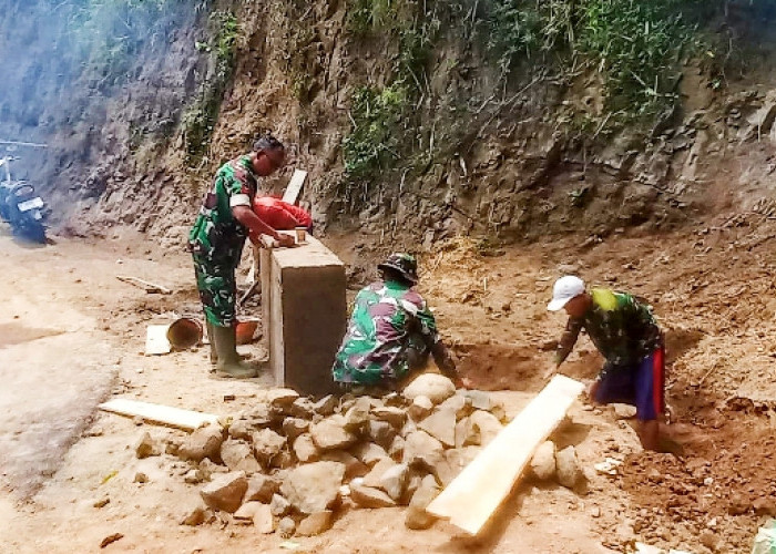 Satgas TMMD dan Warga Kebut Pembangunan Jembatan