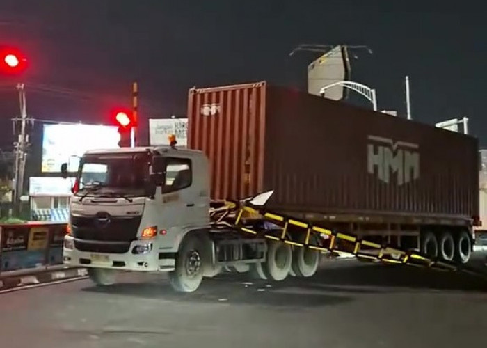 Portal Katrol Pasar Jerakah Semarang Roboh Diseruduk Truk Kontainer, Dishub Benarkan Insiden Dinihari