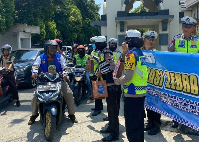 Satlantas Polres Tegal Berbagi Bingkisan kepada Pengguna Jalan