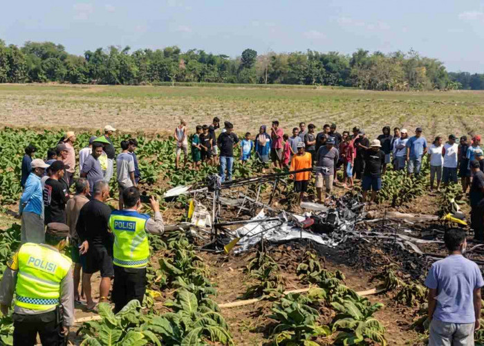 BREAKING NEWS: Pesawat Capung Jatuh dan Meledak di Blora, 2 Orang Dilarikan ke Puskesmas