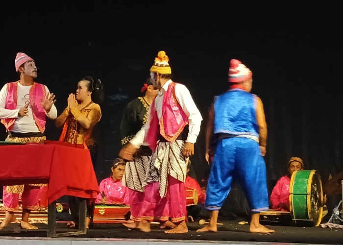 Menghidupkan Pertunjukan Emprak Jepara yang Nyaris Punah di Panggung Hatedu 