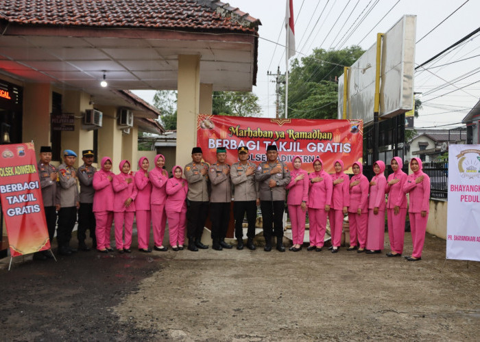 Polsek Adiwerna Bagikan Takjil untuk Pengguna Jalan 