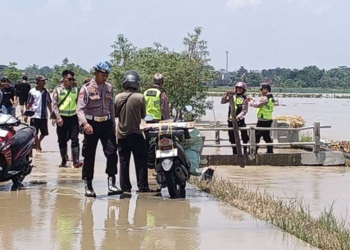 Tanggul Sungai Tuntang Jebol di Guntur, Polres Demak Evakuasi Warga dan Siagakan Personel