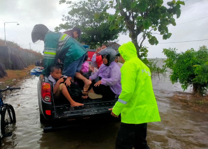 Banjir Satu Meter Merendam Kampung Goleng Kudus, Polisi Gerak Cepat Ungsikan Warga