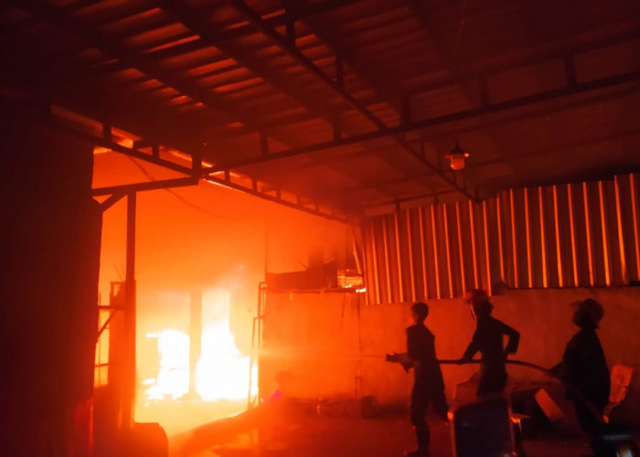Gudang Mebel di Gumayun Kabupaten Tegal Terbakar, Kerugian hingga Rp500.000.000