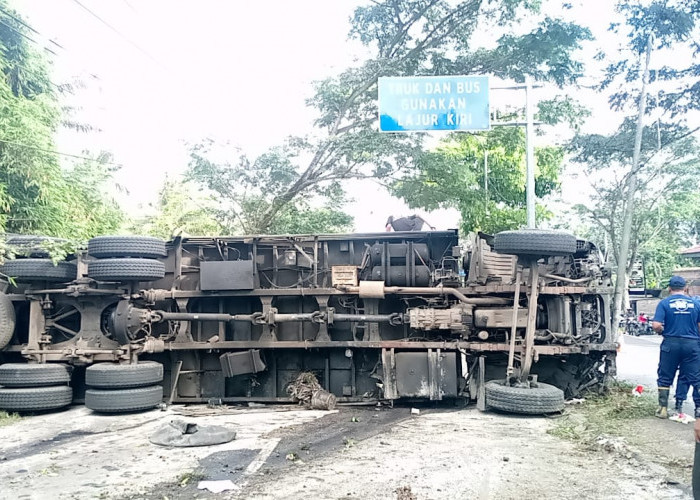 Diduga Rem Blong, Truk Tronton Muatan 25 Ton Beras Terguling di JLS Salatiga, Saat Dievakuasi Sopir Terjepit