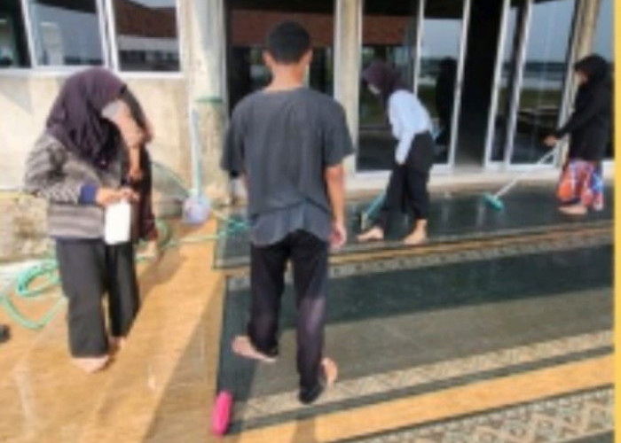 Rohis SMA Negeri 5 Kota Tegal Bersihkan Masjid Sekolah 