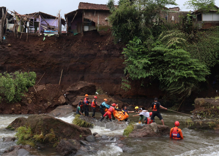 Innalillahi! Tebing Sungai Pelus Purwokerto Longsor, Sejumlah Rumah Rusak, Satu Warga Tewas Tertimbun