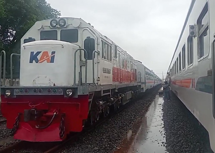 Sempat Terganggu Akibat Luapan Air, Jalur KA Antara Stasiun Krengseng - Plabuan Sudah Normal dan Bisa Dilalui 