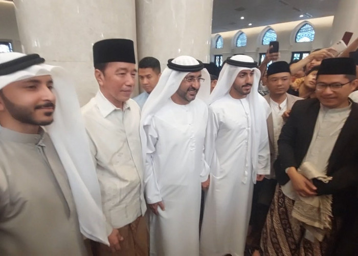 Jokowi Salat Iduladha di Masjid Zayed Solo, Tekankan Makna Berbagi dan Kemanusiaan