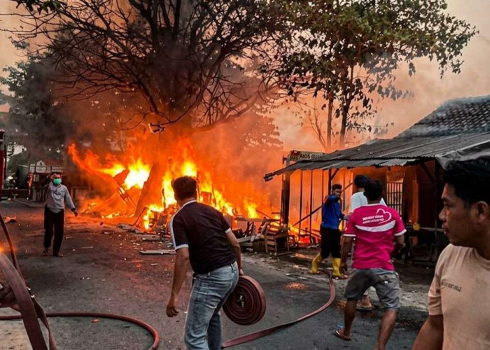 Kios di Depan Pasar Kayen Pati Ludes Terbakar Jelang Magrib, Diduga Korsleting Listrik