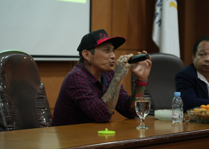 Bukan Kabur ke Kudus, Kades Viral Hoho Berikan Kuliah Unik ke Mahasiswa UMK