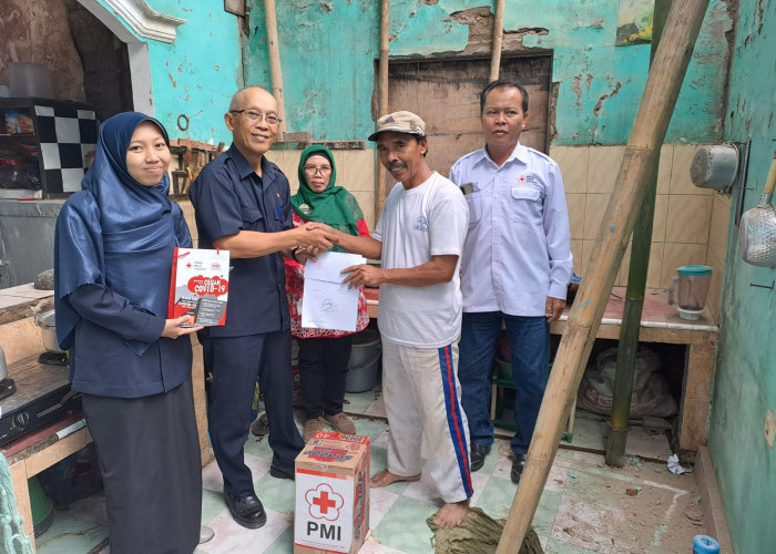 Pemilik Dua Rumah yang Roboh Dapat Bantuan dari PMI Kabupaten Tegal