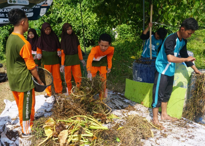 MAN 1 Kota Pekalongan Daur Ulang Sampah Jadi Pupuk Organik  