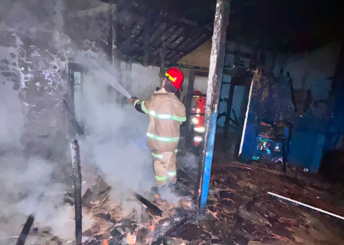 Diduga Gegara Senter, Rumah Warga Limpung Batang Terbakar 