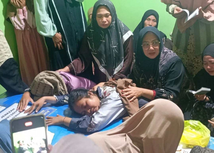 ISAK TANGIS PECAH! Istri Histeris Saat Jenazah Suami Korban KM Virgo Tiba di Jepara