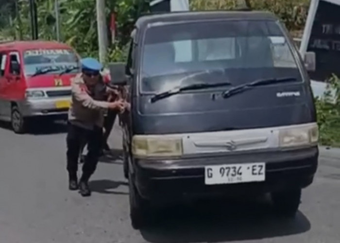 Aksi Sigap Kasatgas Operasi Lilin Candi 2025, Bantu Kendaraan Tak Kuat Menanjak di Kalibakung Tegal