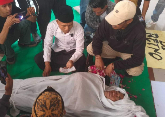 Usut Dugaan Suap, Massa AMPB Pilih 'Jalur Langit' Sumpah Pocong Tantang Hakim PN Pati