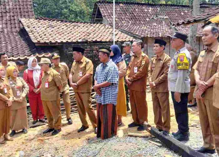 Kunjungi Keluarga Korban Kebakaran yang Renggut Nyawa Bayi Usia 11 Bulan, Bupati Grobogan Berikan Ini