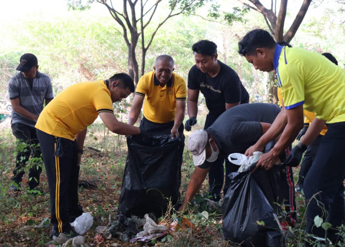 Kapolres Kudus Turun Langsung Bersihkan Balai Jagong, 100 Warga Diajak Peduli Lingkungan