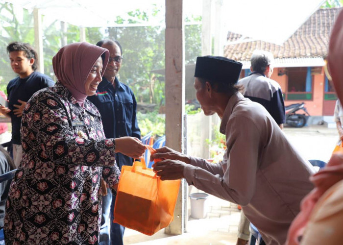 Hadiri Perayaan Natal dan Tahun Baru Bersama Pewarta, Bupati Purworejo Serahkan Puluhan Paket Sembako