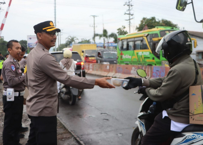 Mudik Aman 2026, Polisi di Tegal Kota Edukasi Pengendara di Jalur Rawan dengan Bagi Takjil