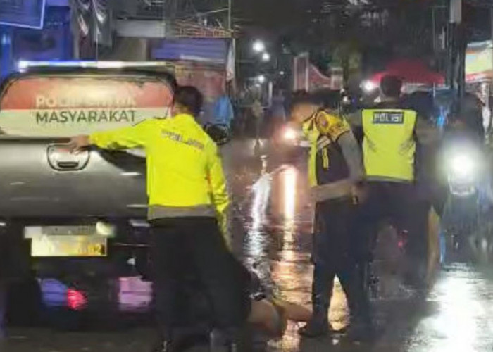 Nekat! Polisi Dipukul Saat Bubarkan Tawuran Pemuda di Kaliwungu Kendal, Terekam Video