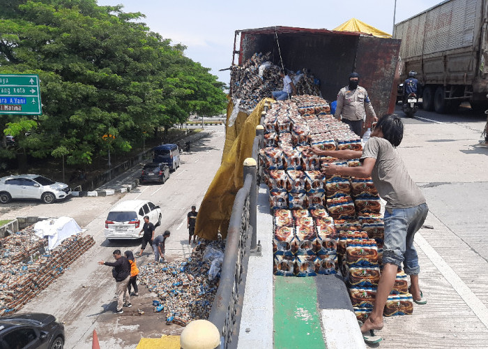 Truk Bermuatan 25 Ton Kopi Botol Terguling di Flyover Madukoro Semarang, Pemotor Tertimpa Muatan
