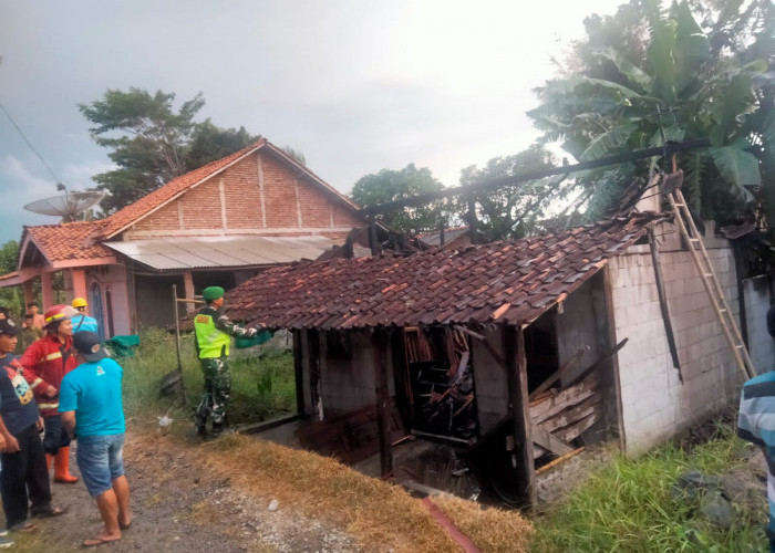 Diduga dari Selang Gas yang Bocor, Api Lalu Membakar Rumah Warga di Purbayasa Tonjong