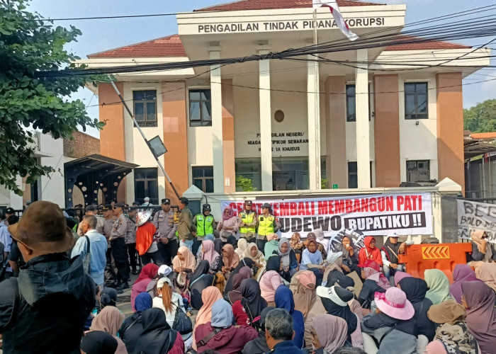 Relawan Sudewo Nyanyikan Yel-yel di Tipikor Semarang, Siap Kerahkan 5.000 Massa saat Putusan Sela