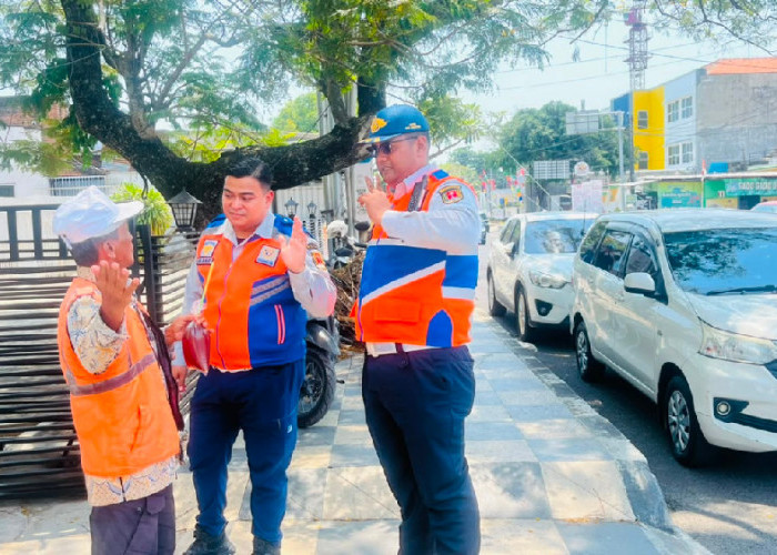 Parkir Sembarangan di Jalan Tanjung, Petugas Dishub Semarang Tertibkan Kendaraan