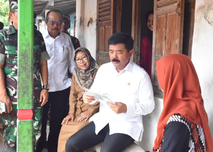 Menteri ATR Hadi Tjahjanto Bagikan Sertifikat Tanah Door to Door di Desa  Bersole 