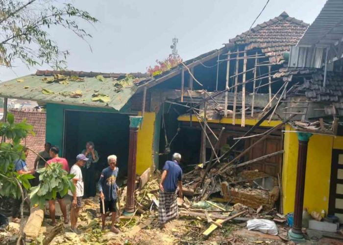 Kecelakaan di Jalan Sukolilo-Purwodadi Pati! Truk Hantam Pohon dan Rumah Warga, Satu Orang Meninggal Dunia