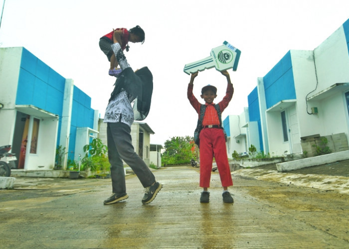 Ibu bersama anak bahagia menyambut rumah baru impian melalui KPR subsidi dari BTN di Perumahan Asteria Town Village, Kabupaten Grobogan, Jawa Tengah, Rabu (25/2/2026). Di usia ke 76 tahun, PT Bank Tabungan Negara (Persero) Tbk (BTN) telah menyalurkan 5,97 juta unit kredit perumahan senilai Rp 555,11 triliun kepada keluarga Indonesia, yang mayoritas disalurkan lewat KPR subsidi dengan segmen kalangan Masyarakat Berpenghasilan Rendah (MBR). (Achmad Fazeri/Disway Jateng)