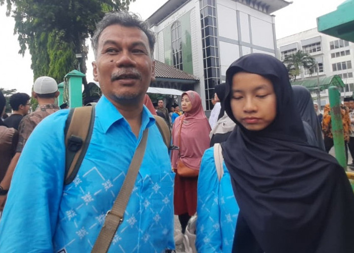 Sakura Wakili Ibu ke Tanah Suci, Kisah Jemaah Termuda Semarang Bikin Haru