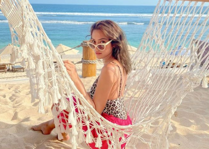 Cantik dan Menawan! Ini Dia 7 Inspirasi Outfit Ala Jessica Iskandar Ketika Sedang Berkunjung ke Pantai
