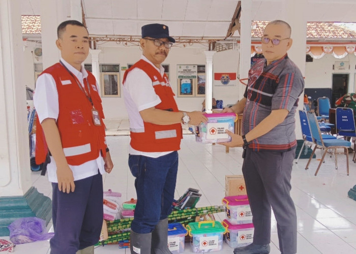 PMI Kabupaten Pemalang Bantu Korban Banjir Sungai Comal