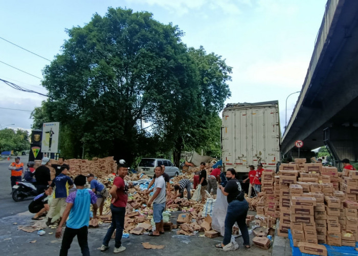 Truk Muatan Susu Terguling di Flyover Kalibanteng, Lalu Lintas Tersendat hingga Sore