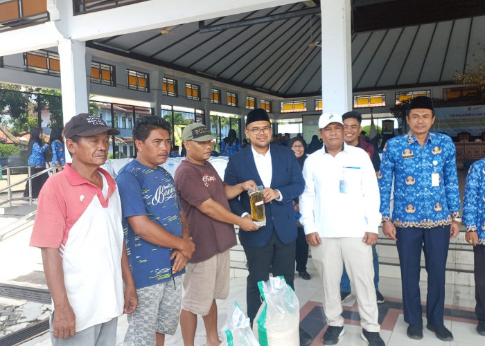 Bupati Batang Salurkan 2.082 Ton Beras dan Ratusan Ribu Liter Minyak untuk 104 Ribu Warga