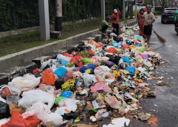 Viral Sampah Tumpah di Jalan Sultan Agung, DLH Semarang Minta Maaf dan Bersihkan Kurang dari 1 Jam