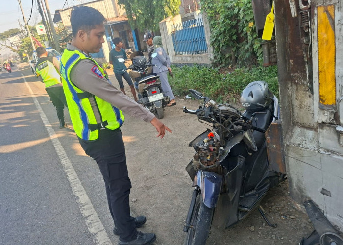 Diduga Mengantuk, Pengendara Vario Tewas Hantam Truk Parkir di Pantura Batang