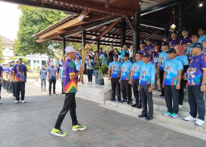 Api Obor Porprov Jateng Singgah di Demak, Warga Tumpah Ruah Sambut Kirab Menuju Stadion Sultan Fatah